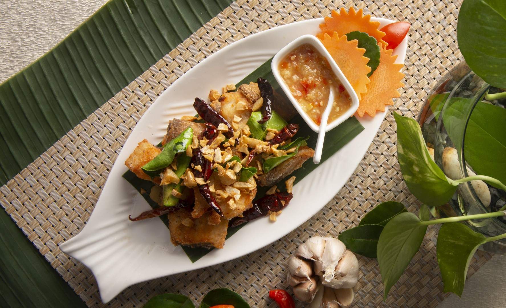 Deep-fried Mekong fish with garlic