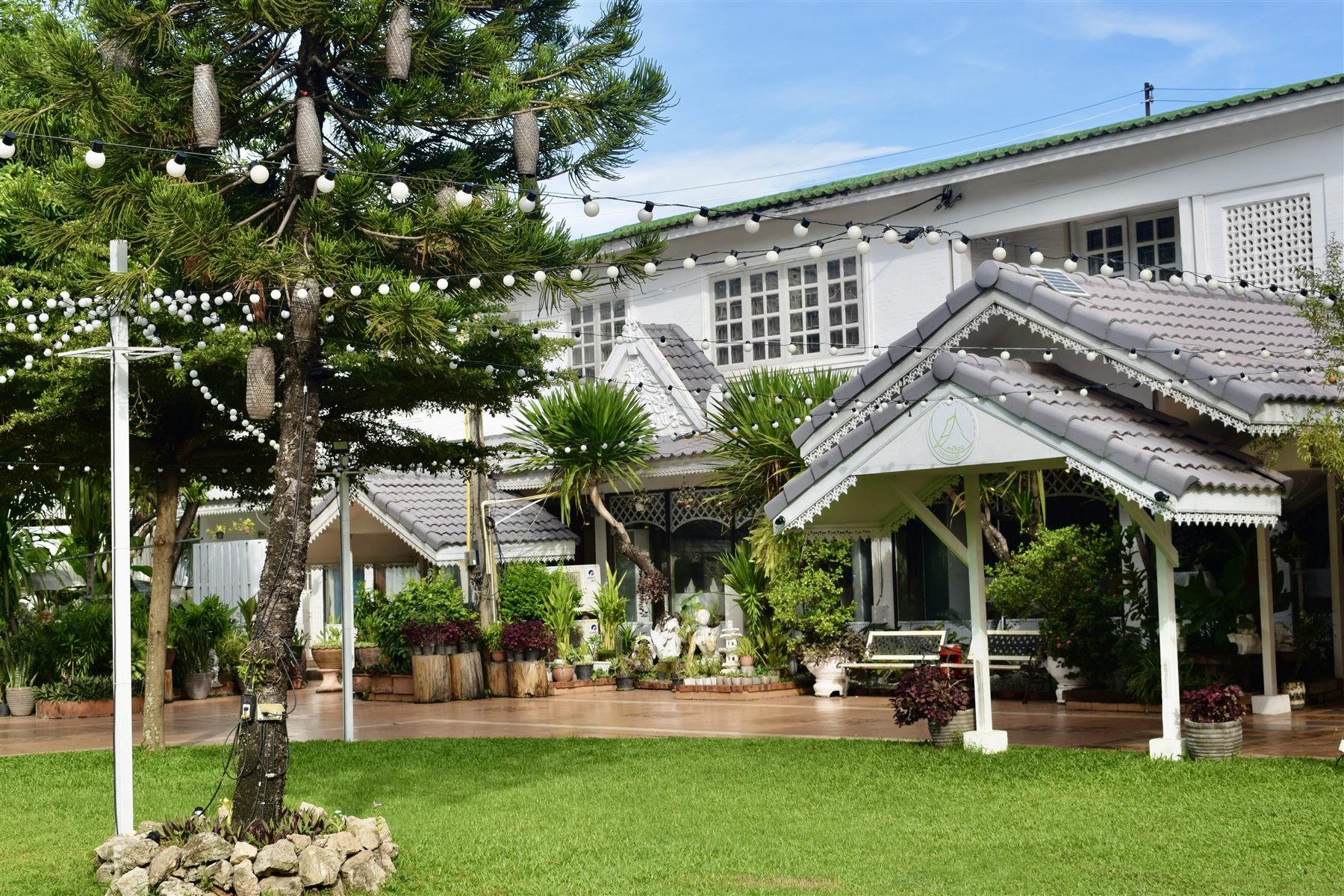 Tamnak Lao restaurant grounds and building exterior, daytime